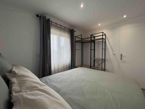 מיטה או מיטות בחדר ב-Bastidon indépendant
