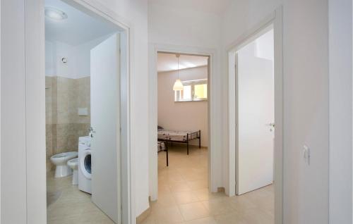 uma casa de banho branca com um WC e um lavatório em Cozy Apartment In Caulonia Marina With Indoor Swimming Pool em Caulonia Marina