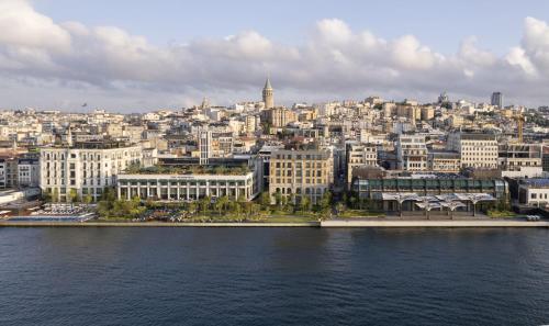 una vista aerea di una città vicino all'acqua di The Peninsula Istanbul a Istanbul