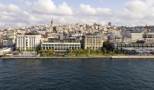 una vista aerea di una città vicino all'acqua di The Peninsula Istanbul a Istanbul