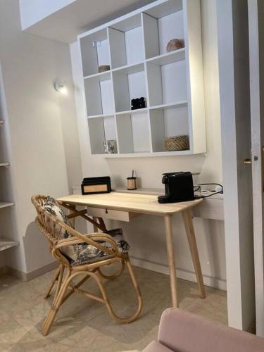 - un bureau dans une chambre avec une chaise et un miroir dans l'établissement Studio cosy Cours Mirabeau au cœur d'Aix-en-Provence, à Aix-en-Provence