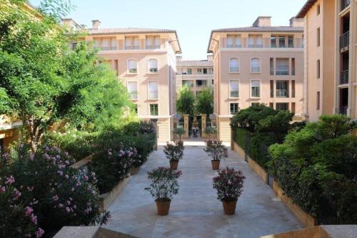 a courtyard with potted plants and buildings at Studio cosy Cours Mirabeau au cœur d'Aix-en-Provence in Aix-en-Provence