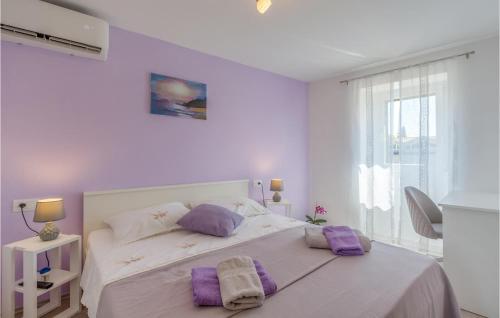 een witte slaapkamer met een bed met twee handdoeken erop bij 2 Bedroom Beautiful Home In Marcana in Marčana