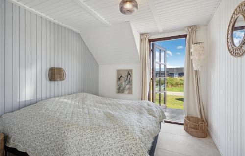 ヴィデ・サンデにあるAwesome Home In Hvide Sande With 3 Bedrooms And Wifiの白いベッドルーム(ベッド1台、窓付)