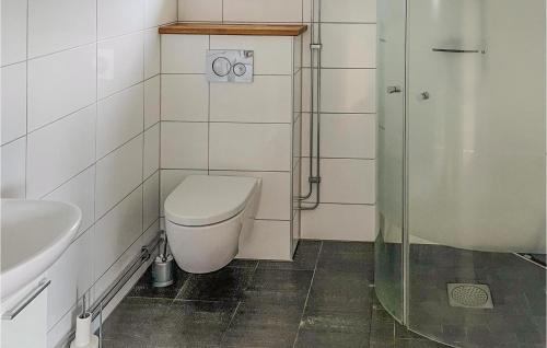 Kúpeľňa v ubytovaní Stunning Home In Tingsryd With Wifi