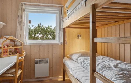 Etagenbett in einem kleinen Zimmer mit Fenster in der Unterkunft Lovely Home In Storvorde With Sauna in Egense