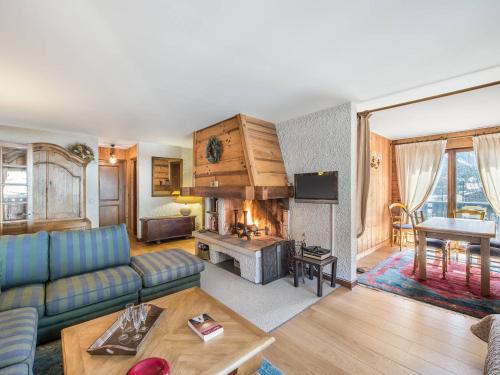 un salon avec un canapé et une table dans l'établissement Appartement confortable à Megève - 2 chambres, balcon, parking, Wifi, accès direct pistes de ski - FR-1-453-48, à Megève