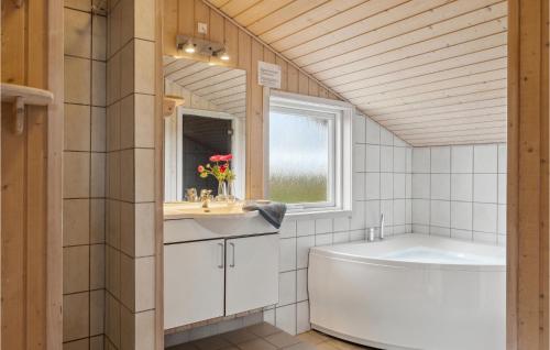 Lovely Home In Storvorde With Sauna في Egense: حمام مع حوض ومغسلة
