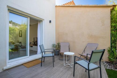 Balcon ou terrasse dans l'établissement Bright pearl with garden near the sea