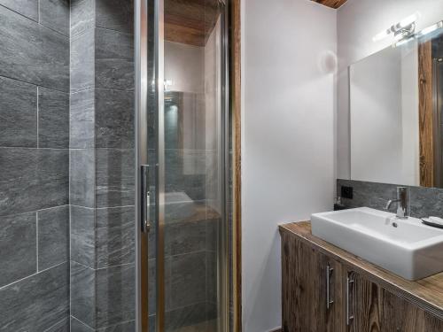 une salle de bain avec une douche en verre et un lavabo dans l'établissement Appartement rénové 5 chambres avec balcon, cheminée et Wifi à 400m du centre de Megève - FR-1-453-170, à Megève