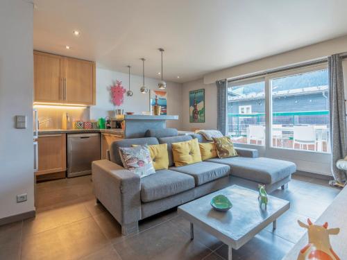 un salon avec un canapé et une table dans l'établissement Charmant 3 pièces en plein centre de Megève avec terrasse, 2 chambres et toutes commodités - FR-1-453-268, à Megève
