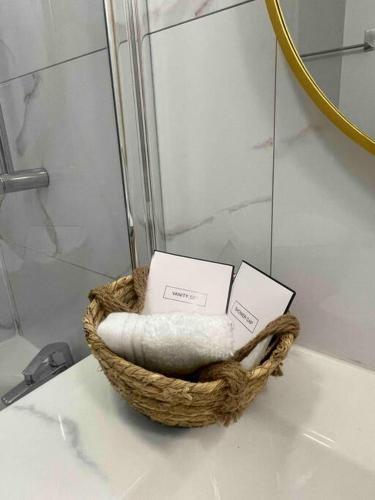 - un panier de serviettes assises sur un comptoir dans la salle de bains dans l'établissement Vue mer, climatisation, 10 min des plages, à Antibes