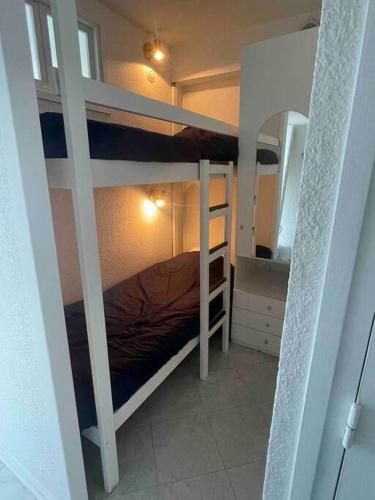 - une chambre avec 2 lits superposés et un miroir dans l'établissement Vue mer, climatisation, 10 min des plages, à Antibes