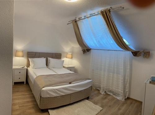 ein Schlafzimmer mit einem Bett und einem großen Fenster in der Unterkunft Silvan Villa - Apart in Sighişoara