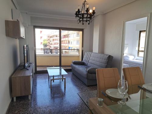 een woonkamer met een bank en een tafel bij Beautiful Apartment Playa Del Cura Beach in Torrevieja Spain in Torrevieja