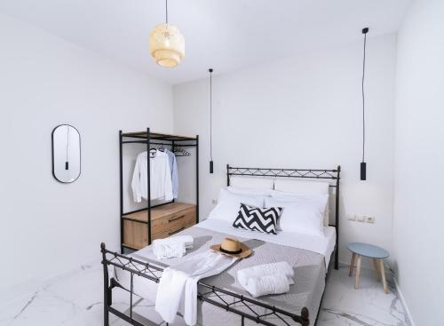 un dormitorio con una cama en blanco y negro con un sombrero en Arbona Apartment Ι, en Vóroi