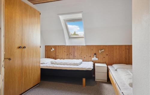 TarmにあるNice Apartment In Tarm With Kitchenの小さなベッドルーム(ベッド1台、窓付)