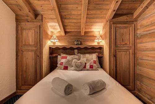 Chalet Blackbushe – Traditional Chalet - Alpes Travel – Sleeps 4-6 객실 침대