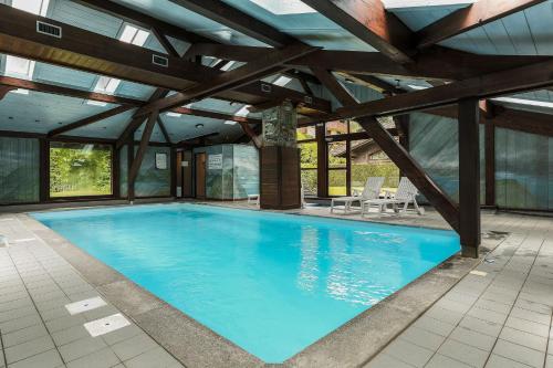 - une piscine dans un bâtiment doté d'un plafond dans l'établissement Chalet Blackbushe – Traditional Chalet - Alpes Travel – Sleeps 4-6, aux Houches