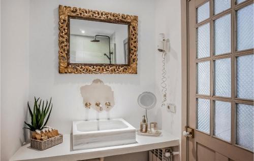 La salle de bains est pourvue d'un lavabo et d'un miroir mural. dans l'établissement 2 Bedroom Nice Home In Imon, à Imón
