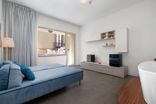 TV a/nebo společenská místnost v ubytování Hotel Tasso Suites & Spa