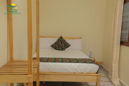Tempat tidur dalam kamar di Miika Guest House