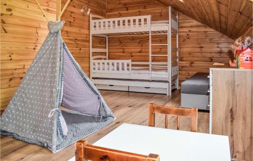 a room with a hammock in a log cabin at 3 Bedroom Cozy Home In Majdy in Majdy