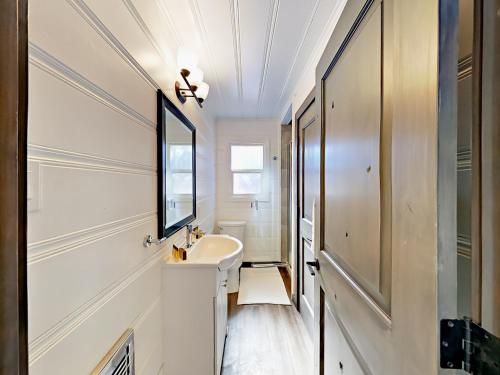 a bathroom with a sink and a mirror at Manzanita Holiday in South Lake Tahoe