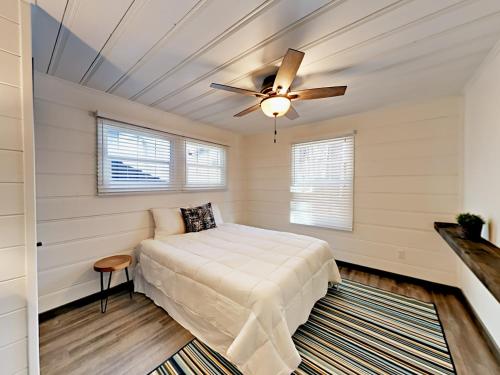 una camera con letto e ventilatore a soffitto di Manzanita Holiday a South Lake Tahoe