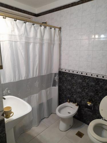 un baño con inodoro y lavabo en Hosp Italiano cómodo equipado con piano luz y sol Bienvenidos!, en Buenos Aires