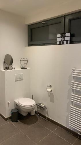 Un baño de Ruime studio in Deurne