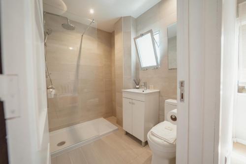Koupelna v ubytování Bright & Stylish Apartment Near Parque Da Cidade by Vacationy