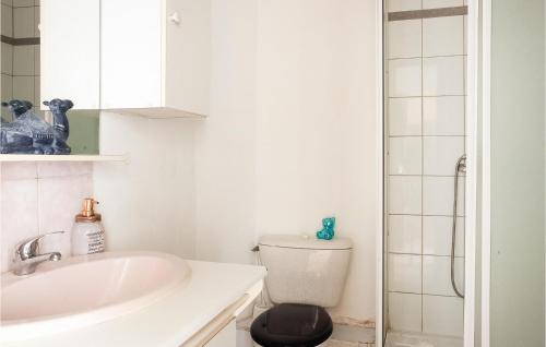 Baño blanco con lavabo y aseo en Amazing Apartment In Marignane With Wifi, en Marignane