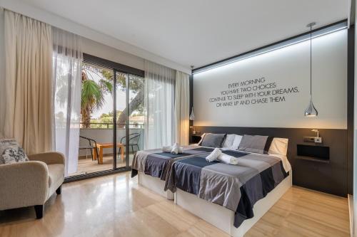 una camera con un grande letto e un balcone di Villa Diagonal a Can Picafort