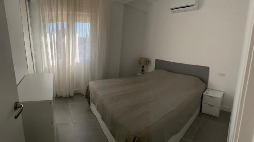 um pequeno quarto com uma cama e uma janela em Apartamentos La Gaviota em Roquetas de Mar