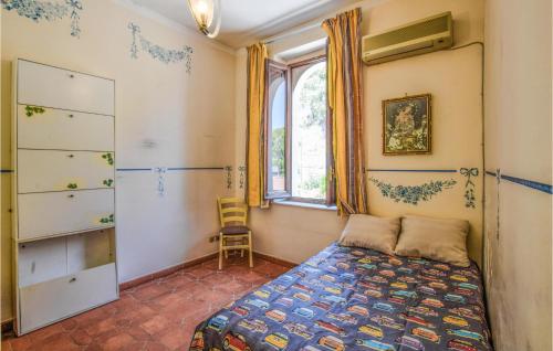 um quarto com uma cama e uma janela em Beautiful Apartment In Staletti With Wifi And 2 Bedrooms em Stalettì