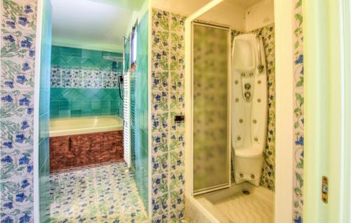 uma casa de banho com um chuveiro e uma banheira em 2 Bedroom Gorgeous Apartment In Staletti em Stalettì