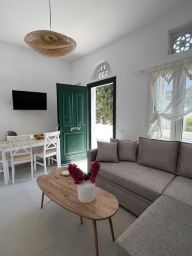 un soggiorno con divano e tavolo di Aeris Tinos Suites a Panormos