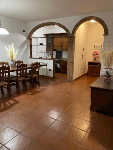 uma cozinha e sala de jantar com mesa e cadeiras em Casale Il Fontanello em Todi