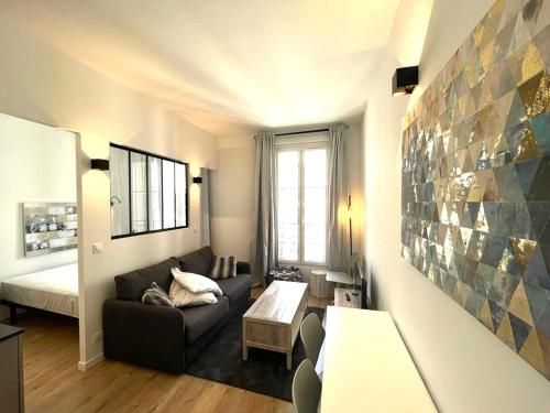 un salon avec un canapé et un lit dans l'établissement Hypercentre lamartine 404, à Nice