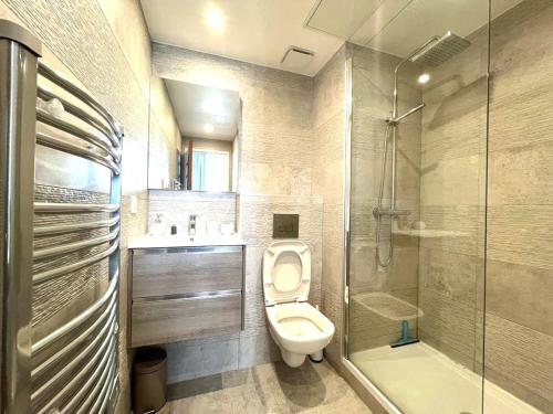 une salle de bain avec toilettes, lavabo et douche dans l'établissement Hypercentre lamartine 404, à Nice