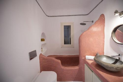 a bathroom with a sink and a bath tub at Villa Joy in Fanari