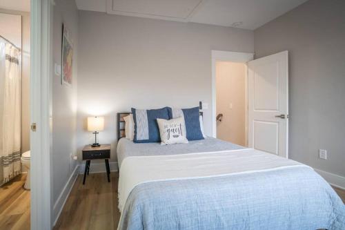 1 dormitorio con 1 cama grande con almohadas azules en Walk to Helen Downtown-Gated Golf Resort en Helen
