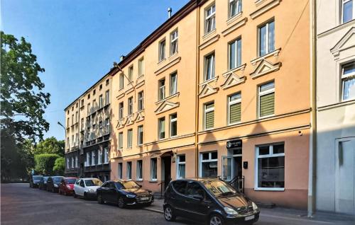una fila de autos estacionados frente a un edificio en Amazing Apartment In Gdansk With Wifi, en Gdansk