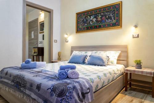 Un dormitorio con una cama con toallas azules. en Relax House and Fitness 9, en Villanova Monteleone