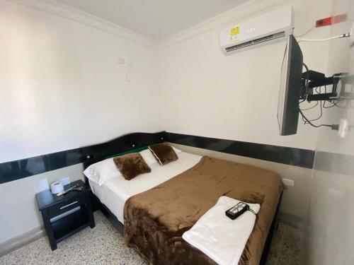 - une chambre avec un lit et une télévision dans l'établissement HOTEL IMPERIAL LA QUINTA, à Aguachica
