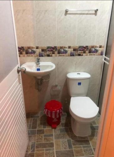 La petite salle de bains est pourvue de toilettes et d'un lavabo. dans l'établissement HOTEL IMPERIAL LA QUINTA, à Aguachica