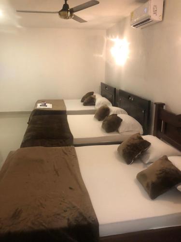 Cette chambre comprend 2 lits. dans l'établissement HOTEL IMPERIAL LA QUINTA, à Aguachica