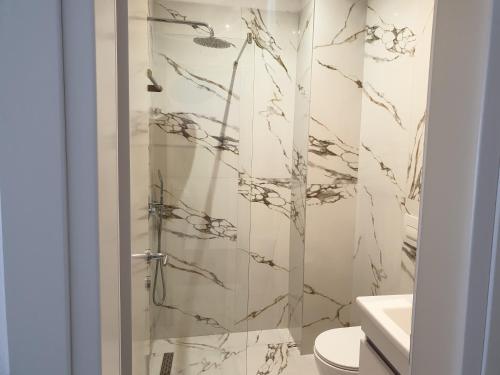 澤爾米烏的住宿－Rooms by George，带淋浴、卫生间和盥洗盆的浴室