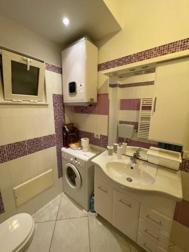 y baño con lavadora y lavamanos. en casa vacanze La Farfalla en Capo dʼOrlando